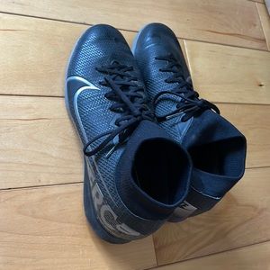 Indoor soccer shoes